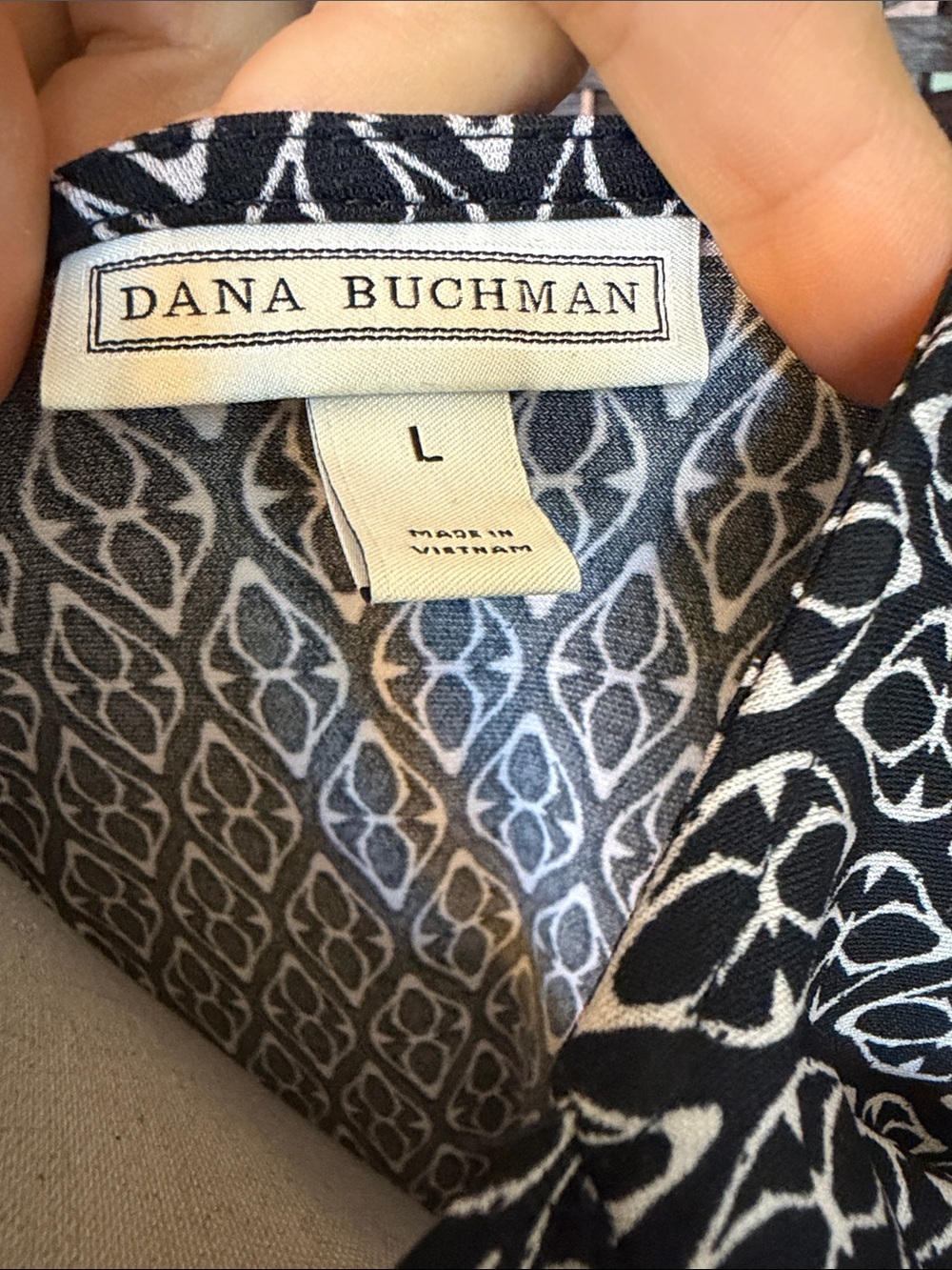 Dana Buchman Black & White Geometric V-Neck Sleeveless Blouse - Picture 4 of 4